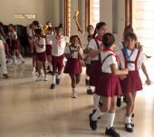 Momento de sorpresa, constituyó el asalto de pioneros de la escuela primaria Miguel Fernández Roy, quienes deleitaron a los presentes con letras tradicionales cubanas como la ¨Guatanamera¨ y les entregaron a cada trabajador, dibujos realizados por ellos , que posteriormente serán exhibidos en el el lobby de la emisora.