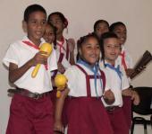 Momento de sorpresa, constituyó el asalto de pioneros de la escuela primaria Miguel Fernández Roy, quienes deleitaron a los presentes con letras tradicionales cubanas como la ¨Guatanamera¨ y les entregaron a cada trabajador, dibujos realizados por ellos , que posteriormente serán exhibidos en el el lobby de la emisora.