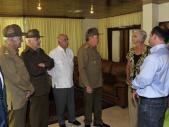 Fernando González comparte con el Presidente cubano Raúl Castro, otros dirigentes de la Revolución y sus familiares.
