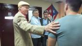 Recibimiento al embajador de Bolivia en entrada principal de Radio Habana Cuba. Foto:  Maite González (RHC)
