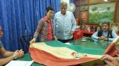 Colectivo de RHC entrega bandera de lucha a embajador boliviano. Foto: Maite González  (RHC)