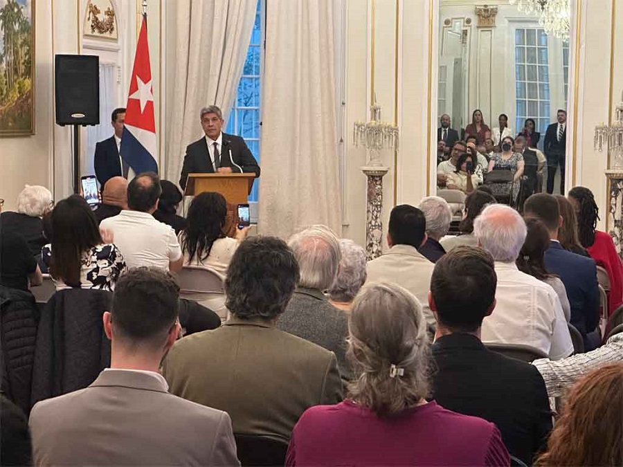 Inauguran en Embajada de Cuba en EE.UU. expo dedicada a Fidel Castro
