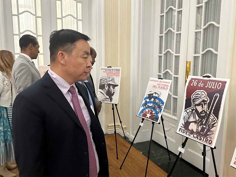 Inauguran en Embajada de Cuba en EE.UU. expo dedicada a Fidel Castro