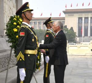 Díaz-Canel ofrenda floral en el Monumento a los Héroes del Pueblo en la Plaza Tiananmen. Imagen: Presidencia