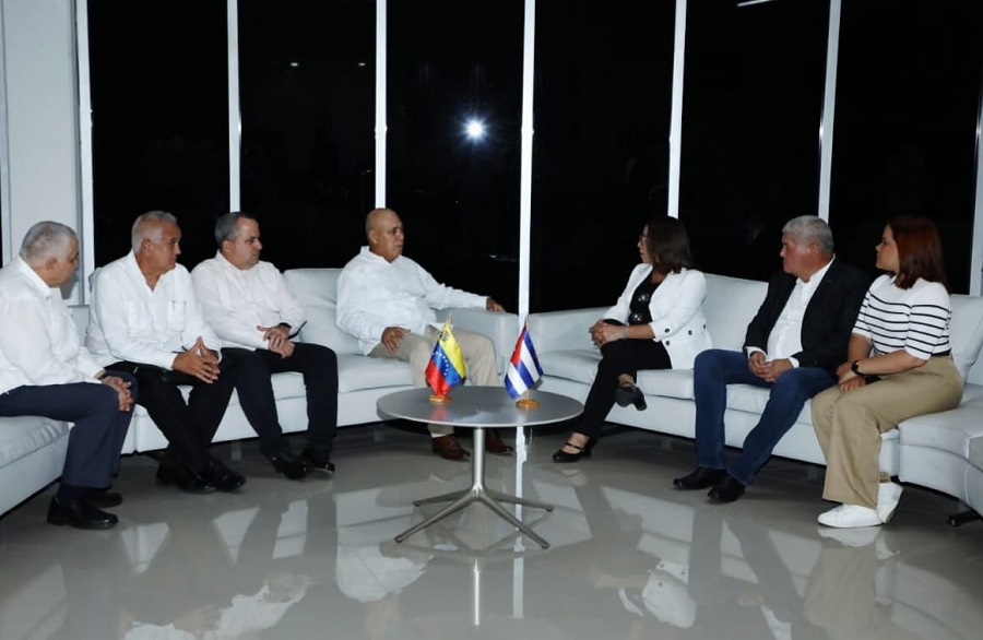 Roberto Morales Ojeda junto a la delegacion cubana y miembros del (PSUV)