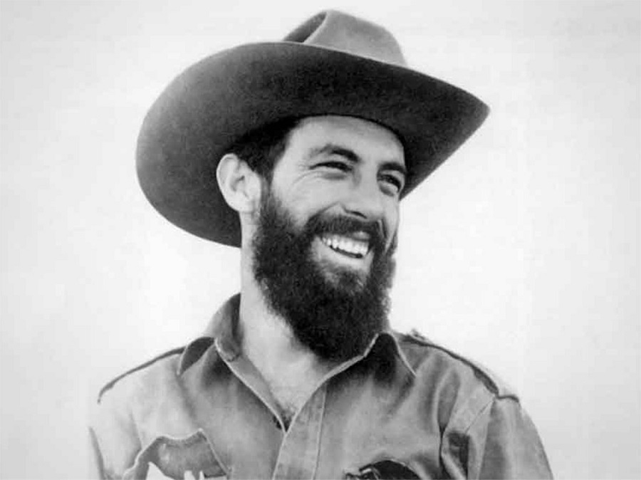 Camilo Cienfuegos, konata sur la insulo kiel la Heroo de Yaguajay Camilo Cienfuegos, konata sur la insulo kiel la Heroo de Yaguajay