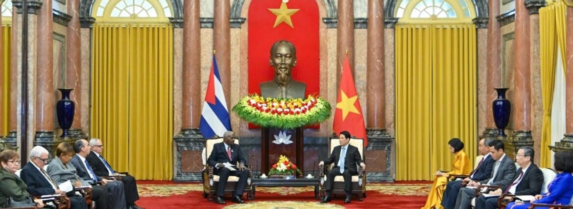 Lazo Hernández (izq.) trasladó al mandatario vietnamita fraternales saludos de las máximas autoridades cubanas. Foto: Prensa de Vietnam