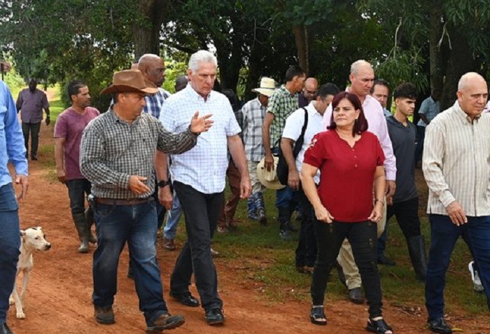 Durante el recorrido,el presidente de la República constató algunas de las alternativas para sortear los actuales obstáculos. Foto: @PresidenciaCuba
