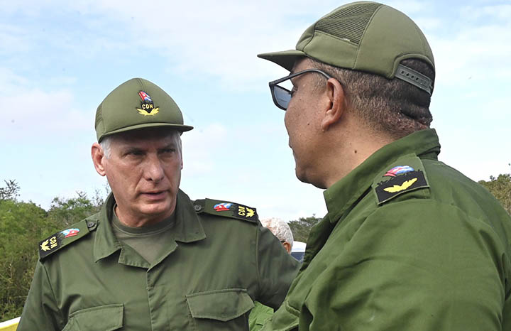 Díaz-Canel destacó la disciplina y organización con que la población se preparó y enfrentó los embates del ciclón. Foto tomada de @PresidenciaCuba