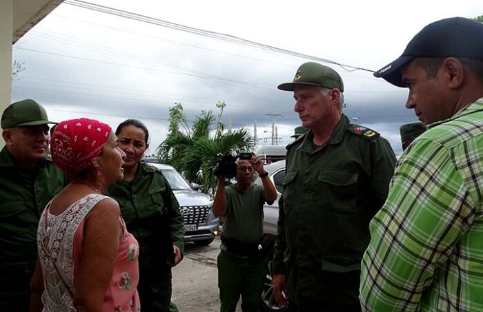 Díaz-Canel dialoga con los habitantes de Jiguaní. Foto: Facebook CMKX Radio Bayamo