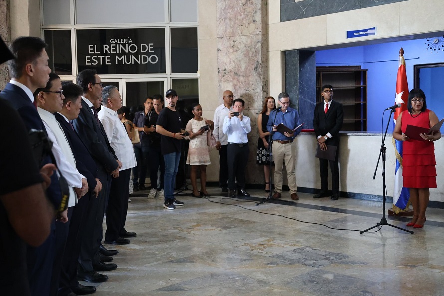 En la apertura de la muestra, la viceministra cubana de Relaciones Exteriores Anayansy Rodríguez y el embajador de Cambodia en Cuba, Chea Thireak
