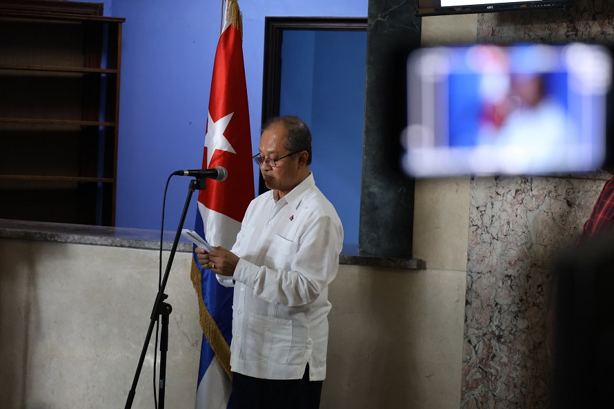 En la apertura de la muestra, la viceministra cubana de Relaciones Exteriores Anayansy Rodríguez y el embajador de Cambodia en Cuba, Chea Thireak