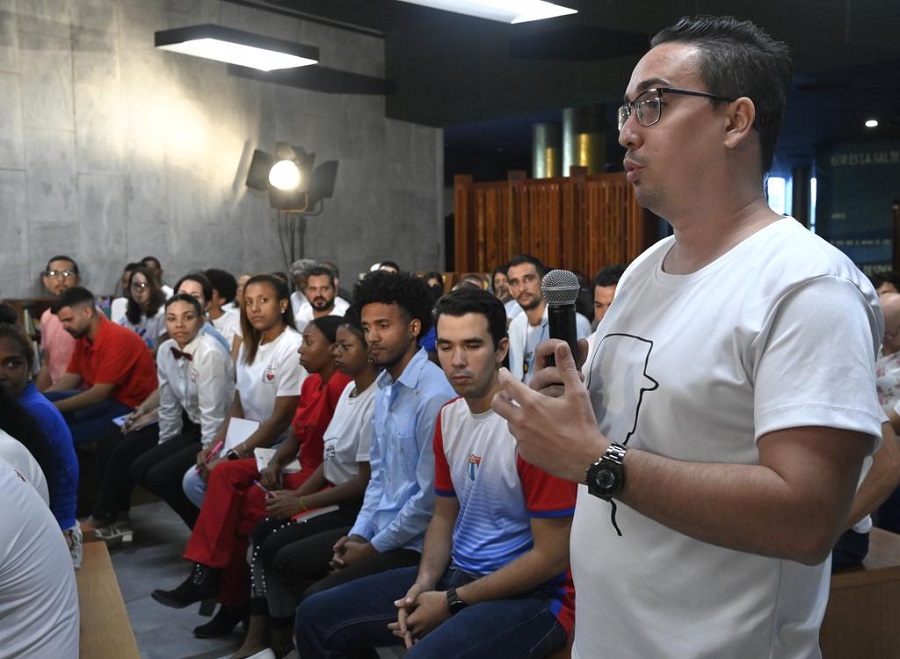 Jóvenes de diversos sectores de la sociedad cubana presentes en en el encuentro.