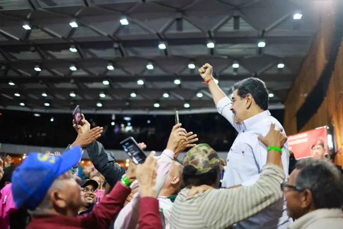 Maduro saludó a los militares colombianos que defienden la soberanía de Venezuela. Foto: Prensa Presidencial