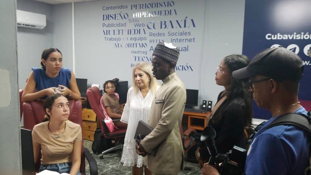 Acompañado por la directora de Cubavisión Internacional, Bárbara Doval (al centro) el ministro dialoga con jóvenes periodistas y diseñadoras. 