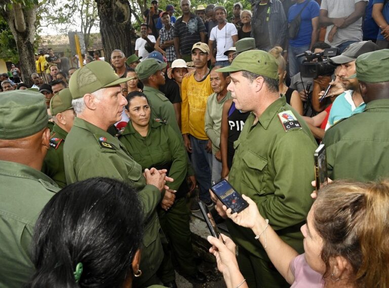 Díaz-Canel en Granma y Santiago: transmite saludos de Raúl. Fotos: Estudios Revolución Díaz-Canel en Granma y Santiago: transmite saludos de Raúl