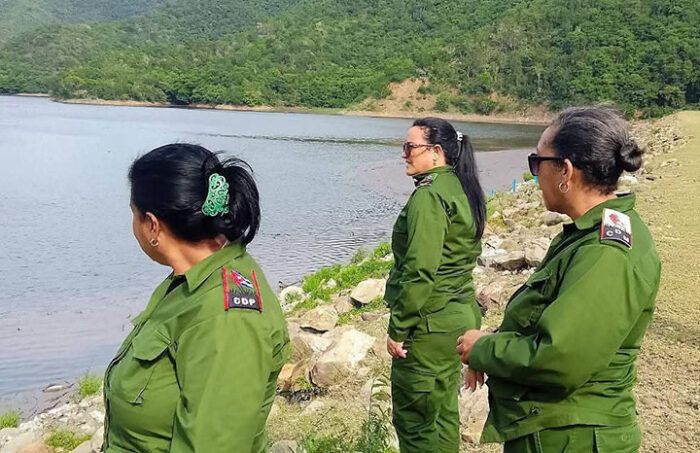 Las máximas autoridades del Consejo de Defensa Provincial chequearon el estado de la presa Cilantro. Foto tomada de la ACN