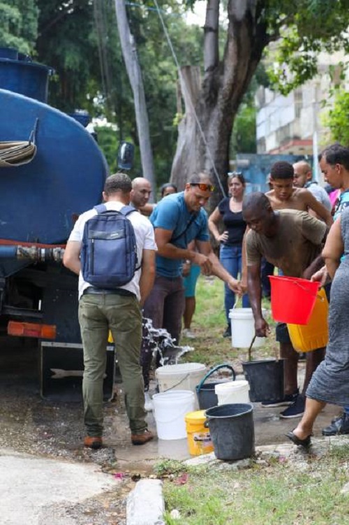 abasto de agua por pipas en La Habana
