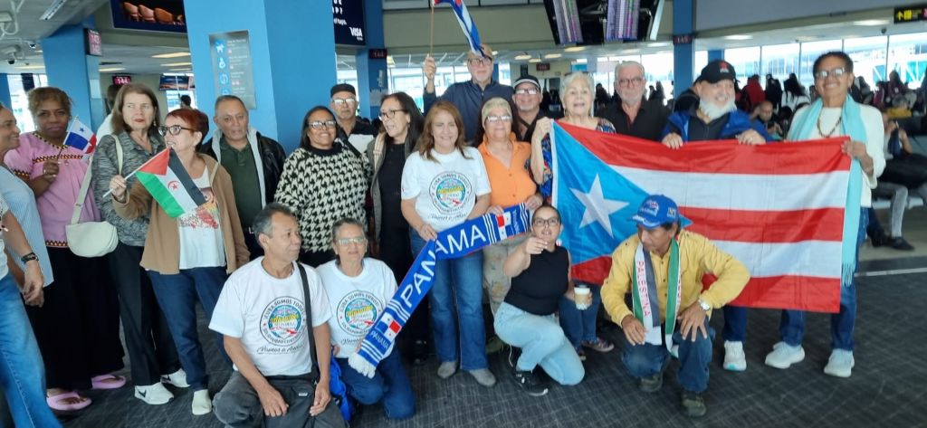 Participantes en evento de solidaridad con Cuba en México.