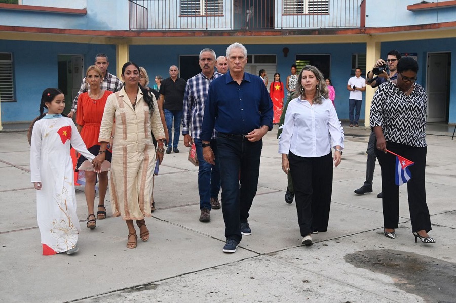 Miguel Díaz-Canel en la Escuela Primaria Vo Thi Thang 