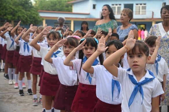 A los pioneros les fue explicando el significado de cada uno de los presentes, que desde ahora, formaran parte del patrimonio cultural de la Escuela Primaria