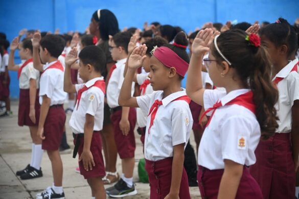 A los pioneros les fue explicando el significado de cada uno de los presentes, que desde ahora, formaran parte del patrimonio cultural de la Escuela Primaria