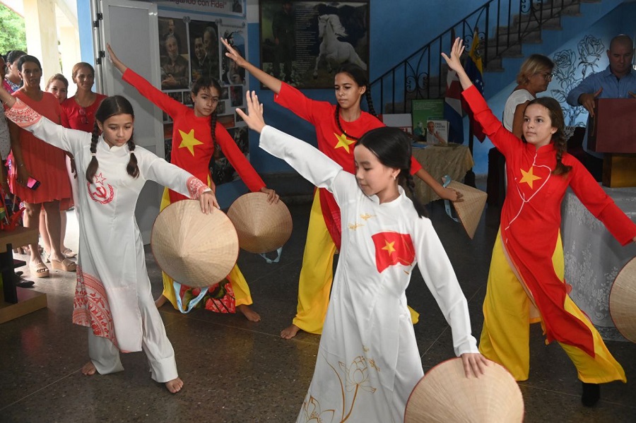 Momento especial con la cultura típica vietnamita 