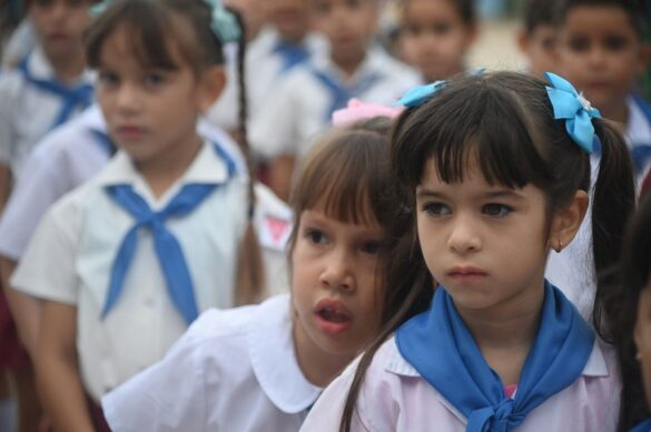 A los pioneros les fue explicando el significado de cada uno de los presentes, que desde ahora, formaran parte del patrimonio cultural de la Escuela Primaria
