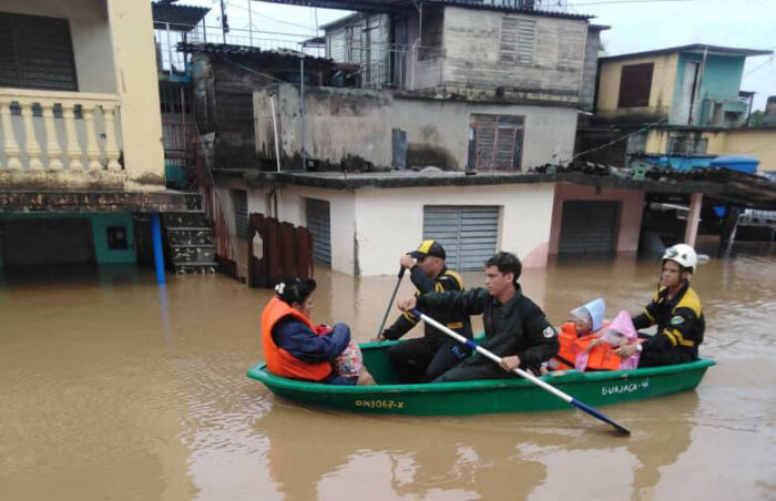 Entre los rescatados y llevados a lugares seguros se encontraban 30 menores de edad, madres con hijos y ciudadanos con discapacidad. Foto: tomada del Perfil Oficial en Facebook Minint Hoy