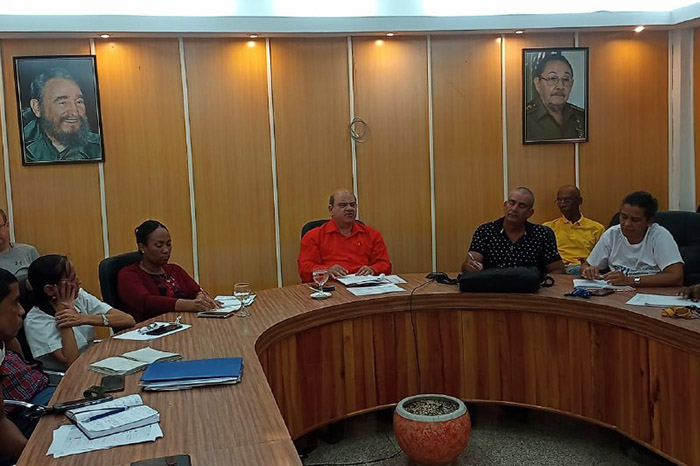 En la reunión se conoció de las medidas que se adoptan para para minimizar los riesgos ante el paso del fenómeno hidrometeorológico. Foto: Cortesía de Salud Pública