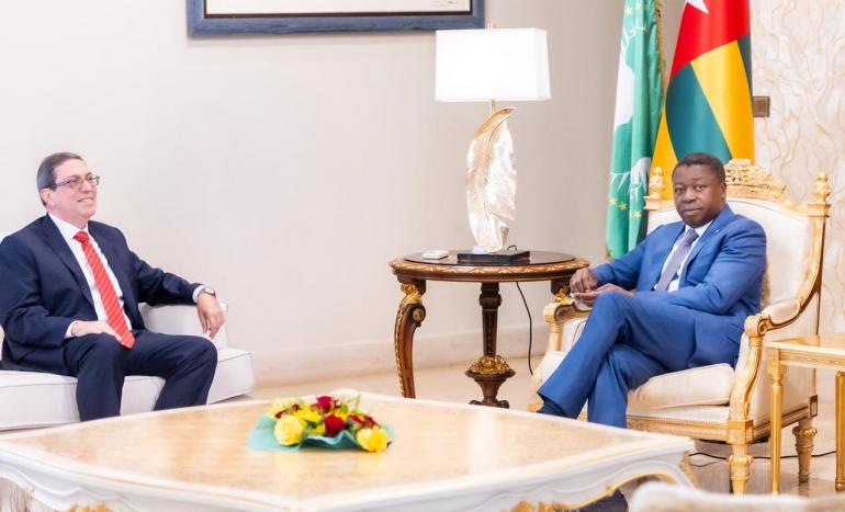 Bruno Rodríguez con el canciller de Togo.