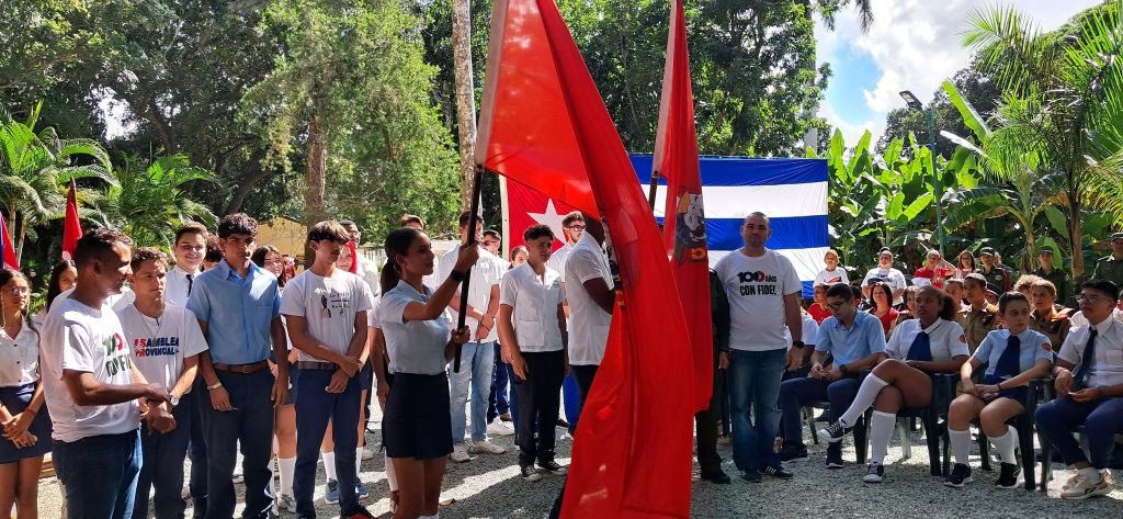 Abandera brigadas juveniles Centenario