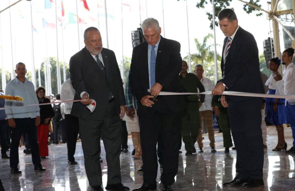 Díaz-Canel inaugura pabellón de Rusia en FIHAV 2025.