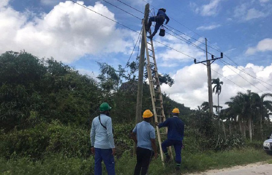 Trabajan en recuperar las telecomunicaciones en Granma