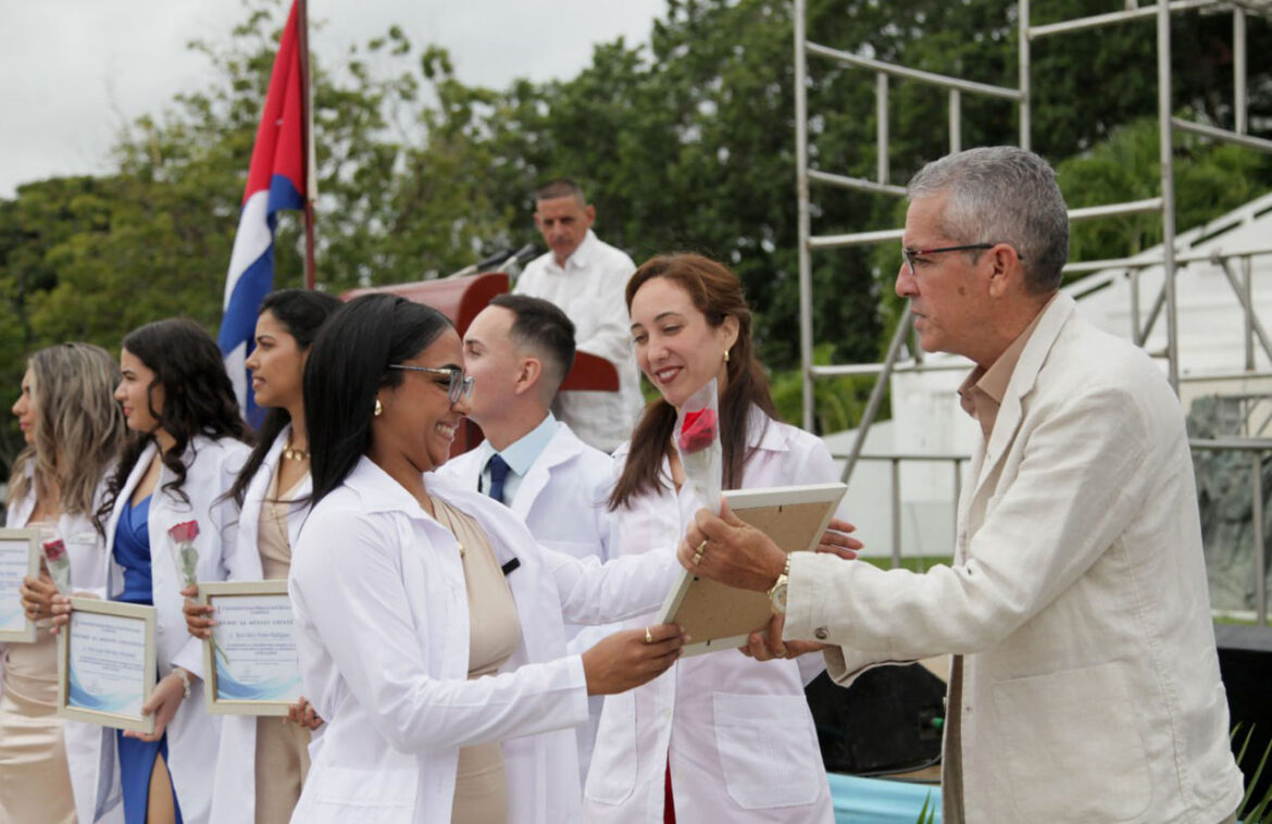 Incorpora provincia cubana 636 nuevos profesionales de la Salud