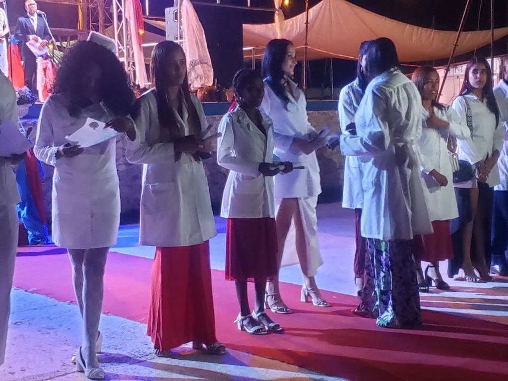 Títulos de Oro de la cuadragésima tercera graduación en la Universidad de Ciencias Médicas de Guantánamo.