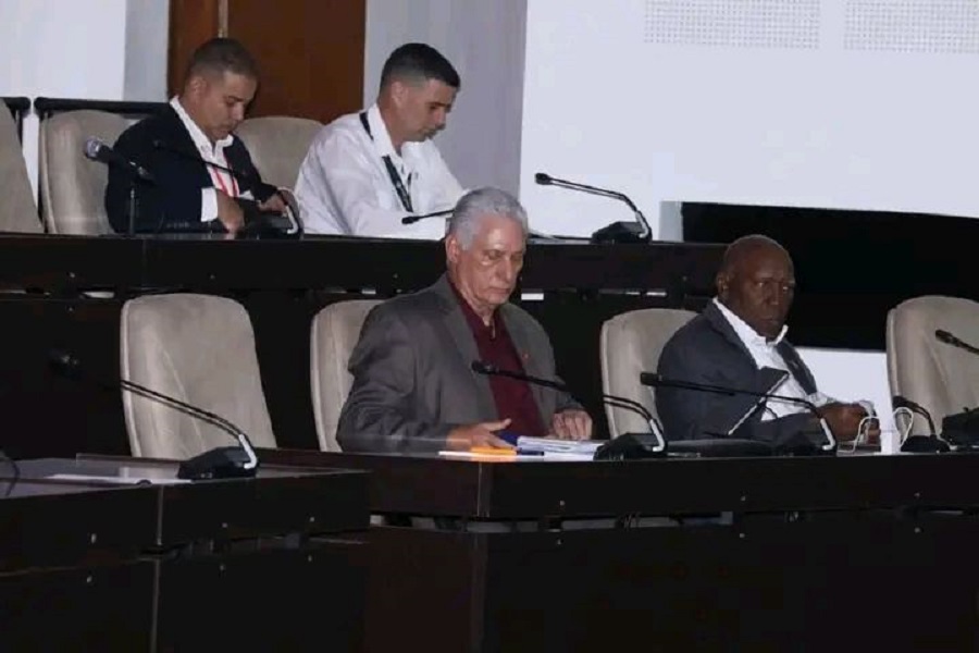 Diputados cubanos en sesión parlamentaria
