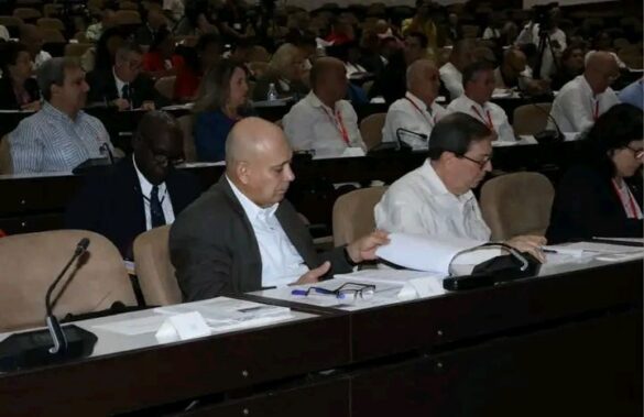 Diputados cubanos en sesión parlamentaria