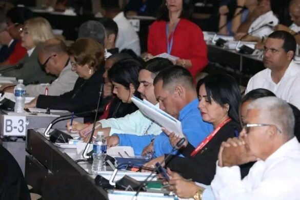 Diputados cubanos en sesión parlamentaria