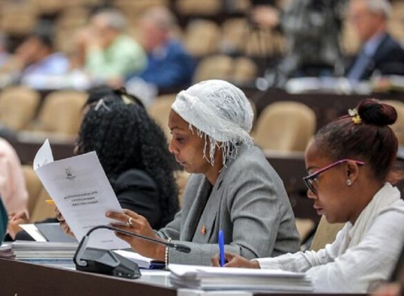 Diputados cubanos en sesión parlamentaria
