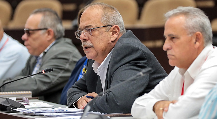 Ministro de Energía y minas en Parlamento cubano 