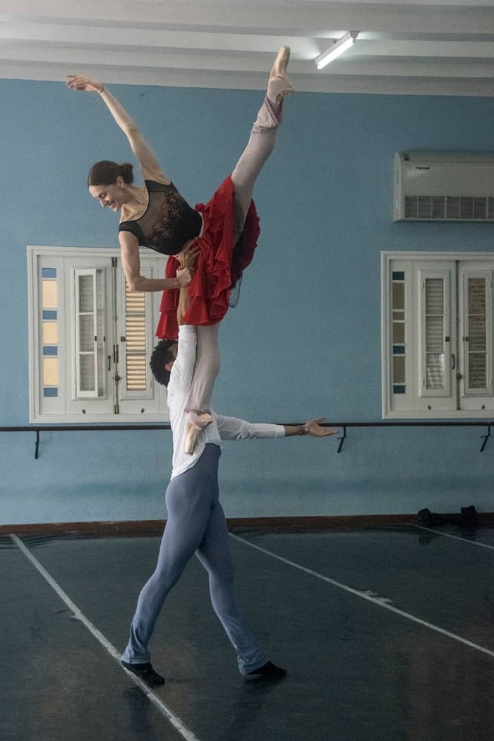 Bailarina estrella Marianela Núñez ensaya una fiesta en Cuba