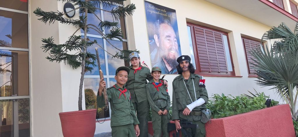 Pioneros en homenaje a la Batalla de Santa Clara.
