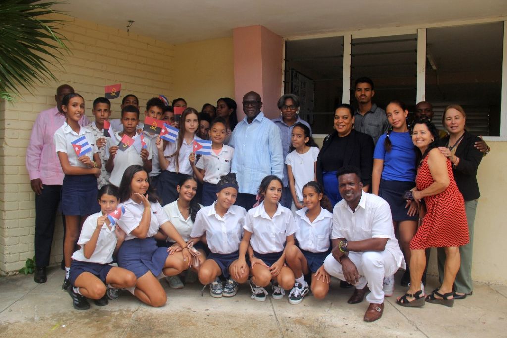 Embajador de Angola en Cuba, junto a jóvenes estudiantes.