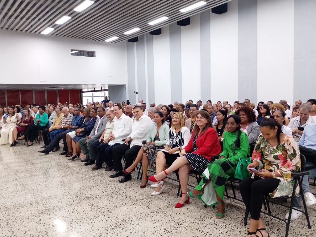 Condecoraciones a profesionales de la Salud en Villa Clara.