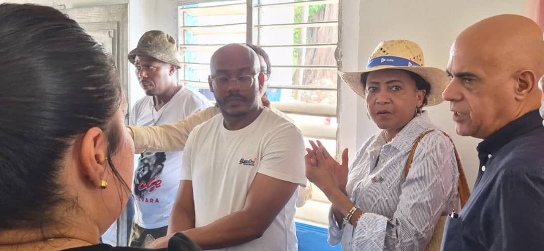 Embajadora de Sudáfrica en Cuba rinde homenaje al Che en Villa Clara 