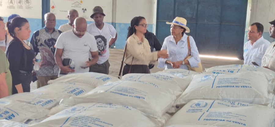 Embajadora de Sudáfrica en Cuba rinde homenaje al Che en Villa Clara