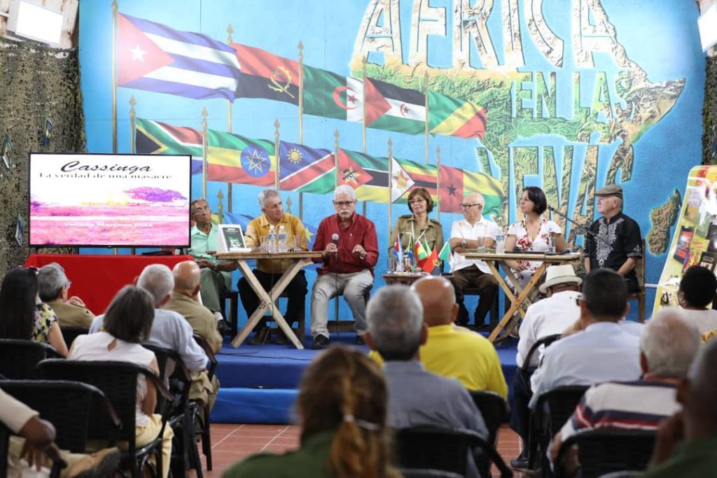 Milton Díaz Canter en la Feria del Libro presentando sus materiales