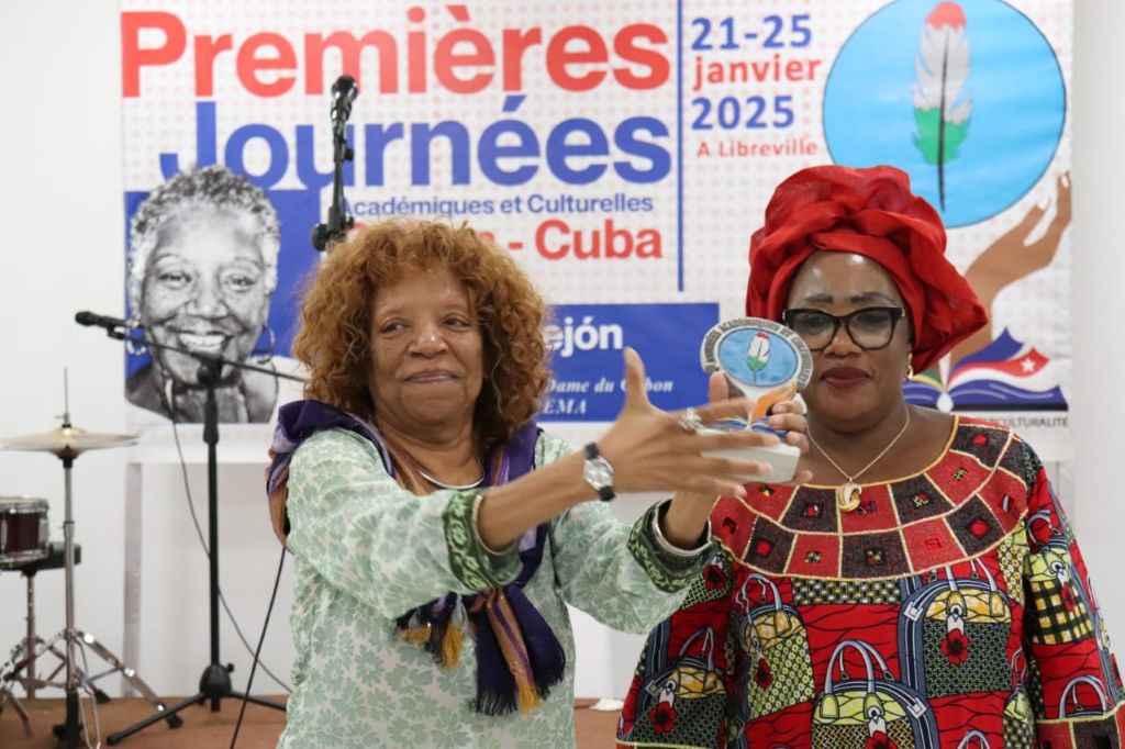 Véronique Solange Okome-Beka con la escritora cubana Nancy Morejón.