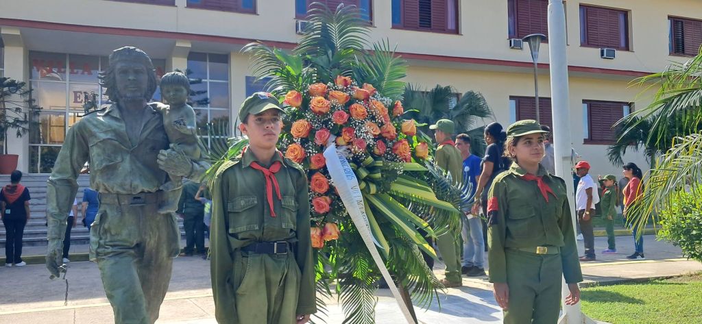 Pioneros en homenaje a la Batalla de Santa Clara.